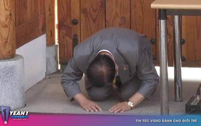 Giáo chủ Tân Thiên Địa ở Hàn Quốc quỳ gối trước cộng đồng xin lỗi vì nhiều tín đồ nhiễm bệnh