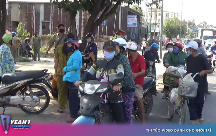 Hàng trăm người bán vé số đến nhận quà rồi thất vọng ra về
