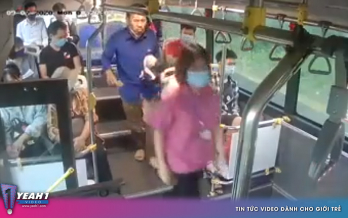 Hành khách nhổ nước bọt vào nữ nhân viên xe buýt vì bị nhắc đeo khẩu trang