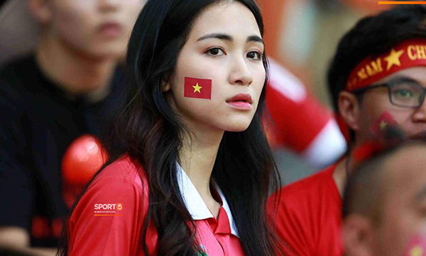 Hòa Minzy và Hiếu Hiền cuồng nhiệt cổ vũ Olympic Việt Nam tại ASIAD 2018