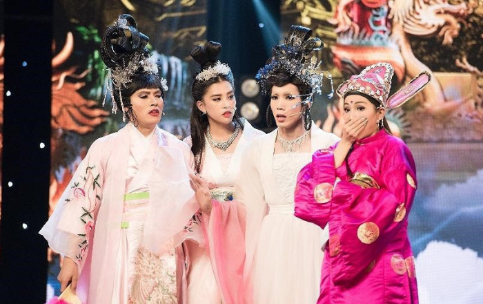 Hoa hậu Tiểu Vy 'nhập vai' diễn rơi cả mic trên sân khấu
