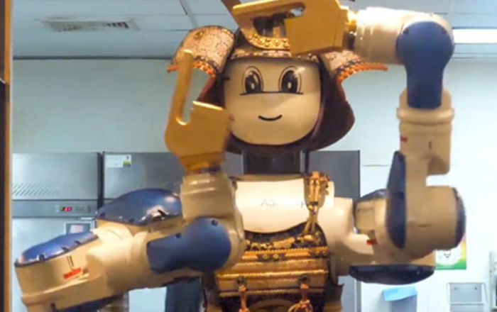 Robot phục vụ bàn đa năng trong nhà hàng ở Thái Lan