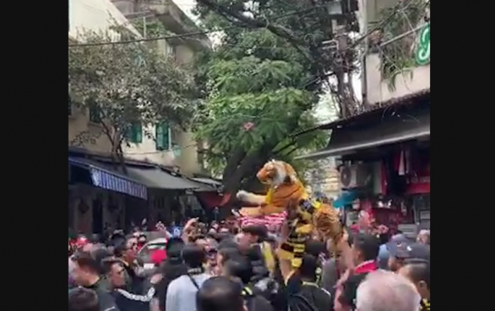 CĐV Malaysia đang hát hò tưng bừng trên các con phố Hà Nội
