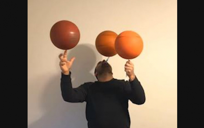 Màn biểu diễn tung hứng 3 quả bóng đầy điêu luyện
