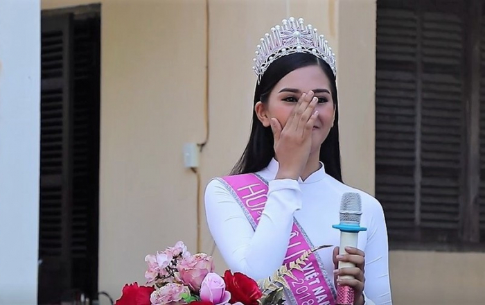 Hoa hậu Tiểu Vy xúc động phát biểu trong lễ chào cờ ở trường cũ