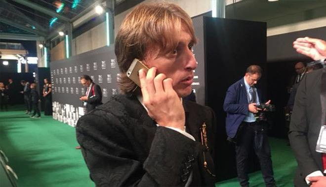 Cầu thủ xuất sắc nhất thế giới Luka Modric sử dụng iPhone 5 dù lương 27 tỷ/ tháng