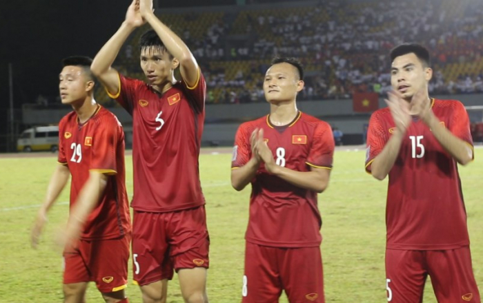 Tuyển thủ Việt Nam tri ân cổ động viên sau trận thắng Philippines