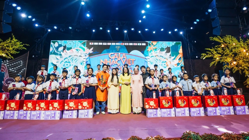 Ra mắt Gala Nhạc Việt Tết 2026: Nghệ sĩ nhận bằng khen, 500 phần quà được trao cho trẻ em khó khăn