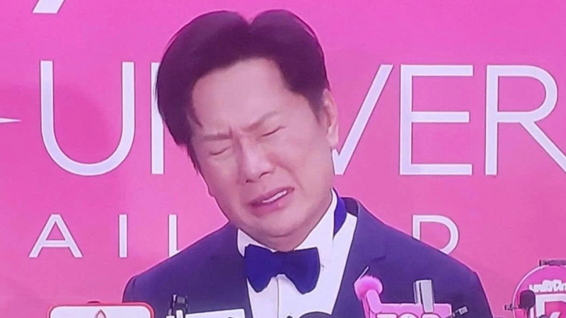 Ông Nawat bật khóc, xin lỗi vì 'drama' liên quan đến Hoa hậu Hoàn vũ 2025