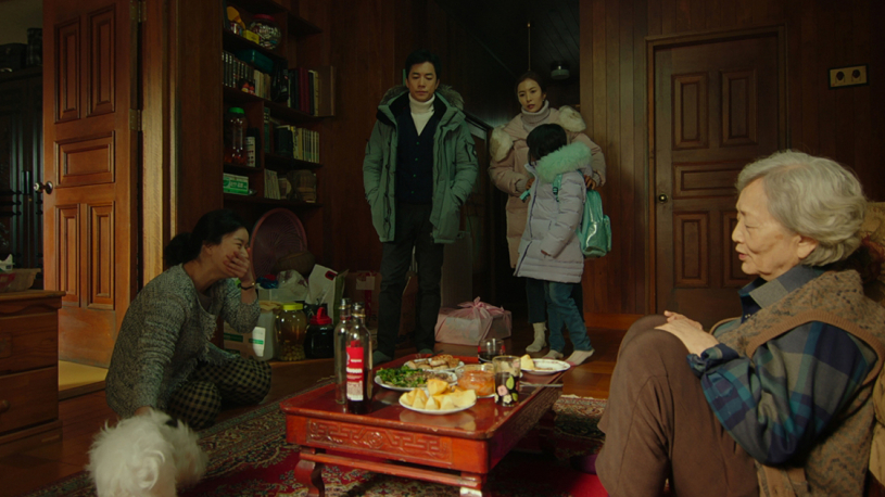 Lắng đọng với trailer 'Hãy chăm sóc mẹ': Người nhà như người lạ, người lạ như người nhà!