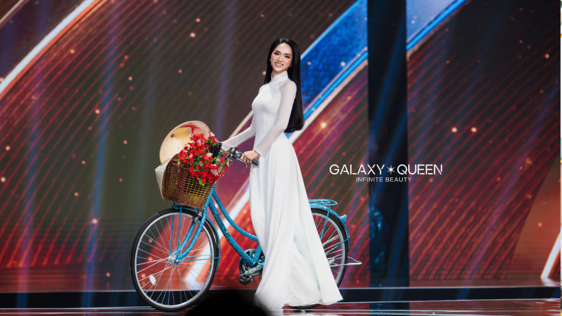 Ngô Mạnh Đông Đông tiết lộ bộ trang phục dân tộc “độc nhất vô nhị” của Hương Giang tại Miss Universe Vietnam