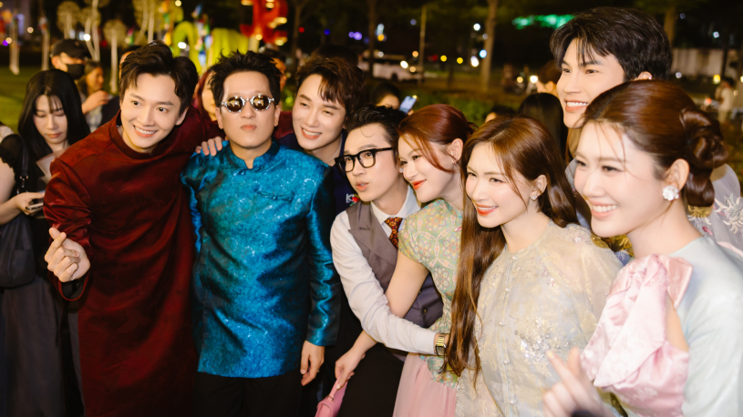 Thảm đỏ Ai Thương Ai Mến “bùng nổ” dàn sao Việt, showbiz rủ nhau diện áo dài về miền Tây xưa