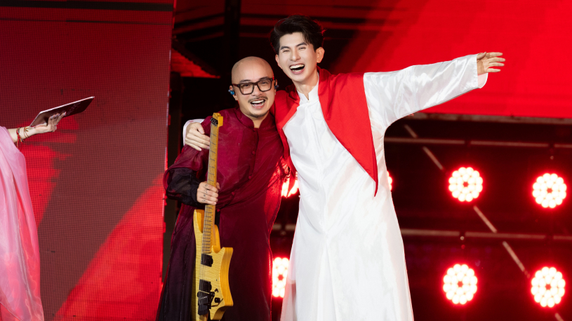 Khán giả đội mưa chờ đợi, Nguyễn Minh Công xúc động khi trình diễn tại “Tự hào bản sắc Việt”