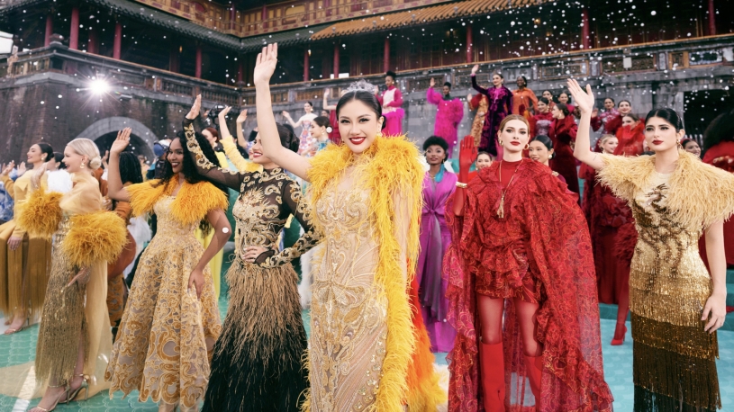 Hơn 70 thí sinh quốc tế Miss Cosmo 2025 trình diễn tại Quảng trường Ngọ Môn – Hoàng Thành Huế