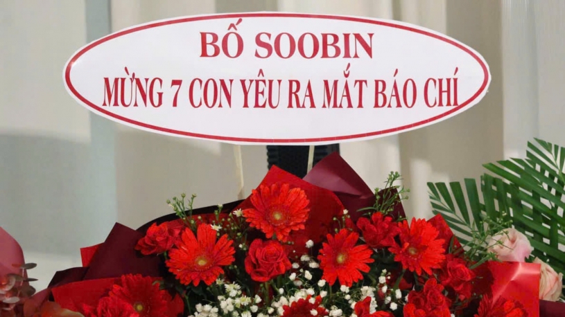 SOOBIN gửi hoa chúc mừng UPRIZE, lời nhắn “Mừng 7 con yêu ra mắt báo chí” gây chú ý