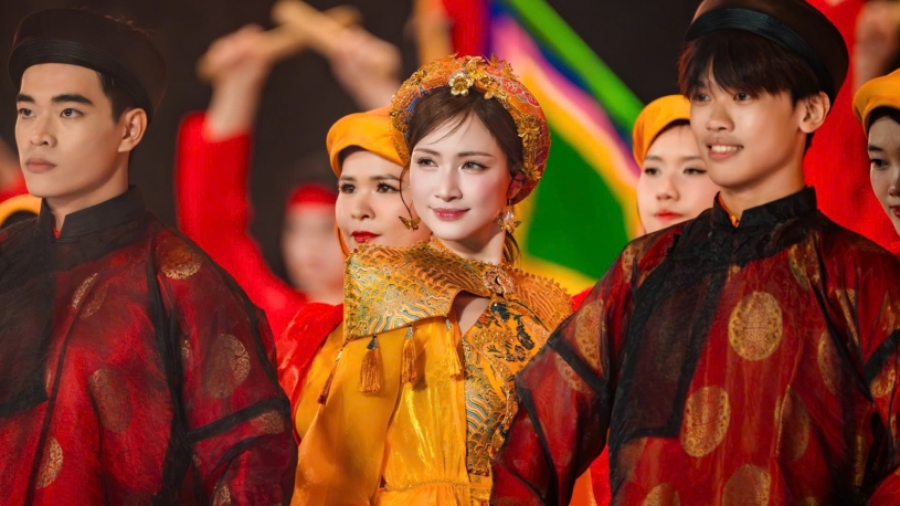 Hòa Minzy chấp nhận bù lỗ concert, gặp chấn thương khi mạo hiểm đu dây trên sân khấu