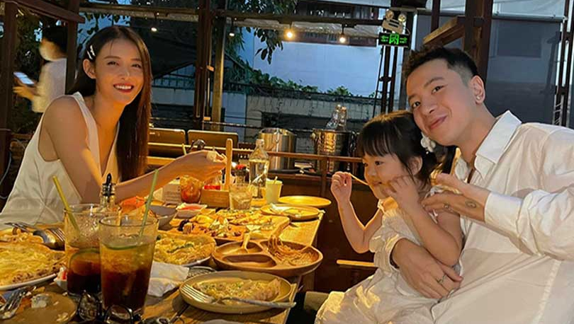 Hình ảnh gia đình hạnh phúc của Trương Mỹ Nhân và Phí Ngọc Hưng bên cạnh con gái đầu lòng