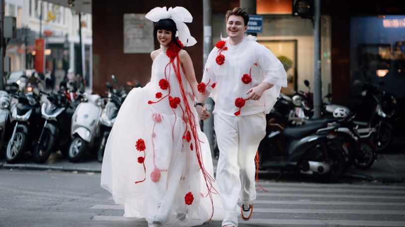 Người mẫu Jessica Minh Anh rạng rỡ trong những thiết kế của VUNGOC&SON