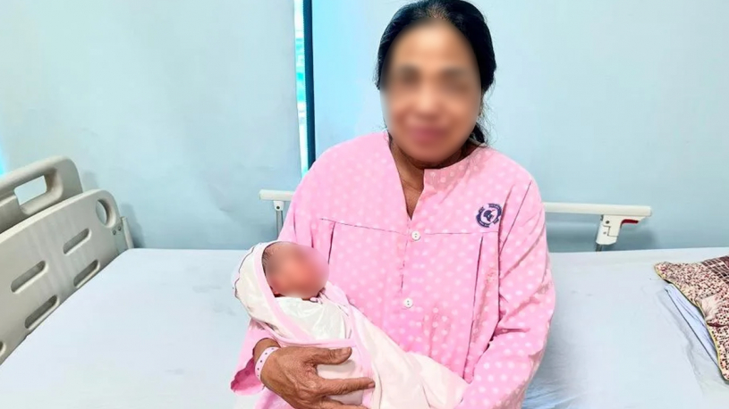 Đi khám sức khỏe định kỳ bà ngoại 50 tuổi nhận tin mang thai, sau 9 tháng 10 ngày đón 'quả ngọt' mỹ mãn