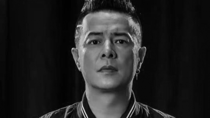 Một nam ca sĩ đột ngột qua đời tại nhà riêng, sau 3 ngày mới được phát hiện, không có vợ con