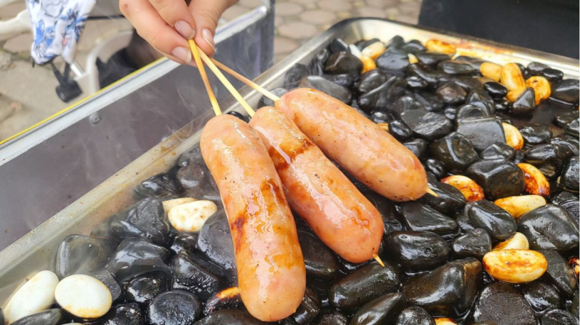 Lạp xưởng nướng đá đang gây sốt CĐM: Hương vị thơm ngon nhưng tiềm ẩn nhiều ảnh hưởng xấu đến sức khoẻ