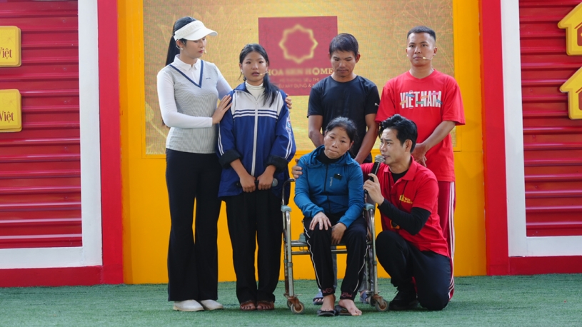 Hoa hậu Ngọc Hân, MC Hồng Phúc nghẹn ngào trước nghị lực của cô học trò có cha mẹ khuyết tật