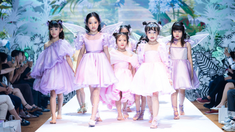 Dàn mẫu nhí đi chân trần catwalk trong show thời trang gây quỹ từ thiện