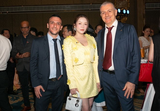 Lý Nhã Kỳ diện váy ngắn thanh lịch dự tiệc ngoại giao