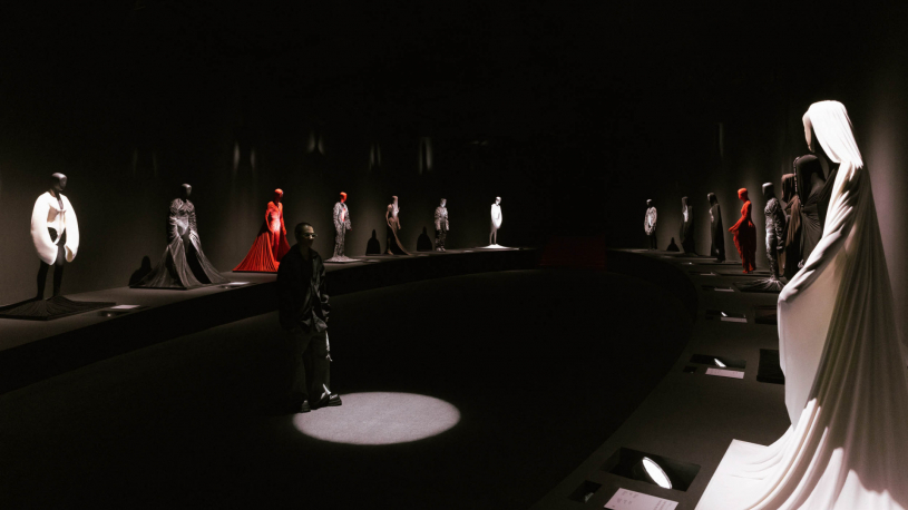 Mãn nhãn với triển lãm thời trang kết hợp điêu khắc của nhà thiết kế Cường Đàm