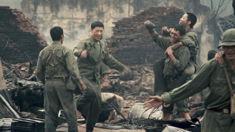 'Mưa đỏ' chính thức soán ngôi 'Mai', trở thành phim Việt ăn khách nhất lịch sử phòng vé