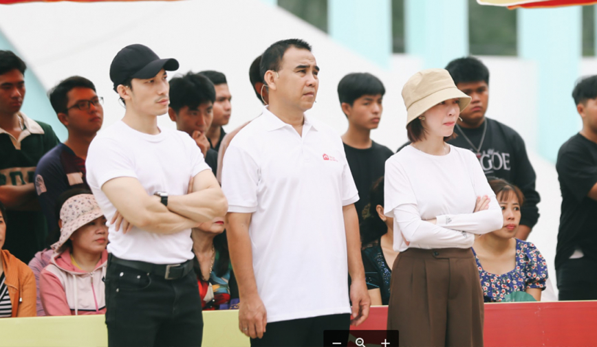 Thu Trang: “Nghe tin mẹ nhập viện nhưng tôi vẫn phải tươi cười chào khán giả”