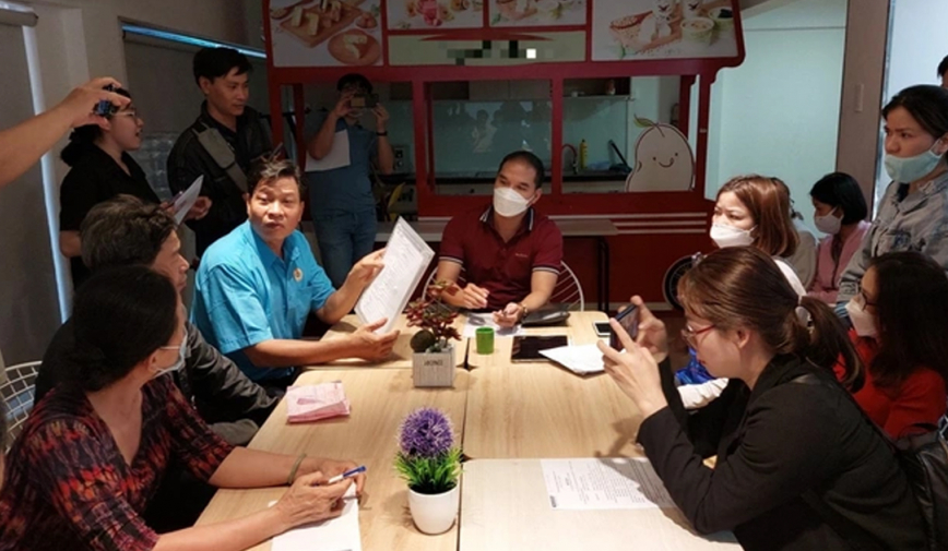 Người bố khóc nghẹn vì lỡ cầm nhà đóng 150 triệu đồng cho con vào học Apax Leaders