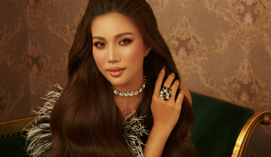 Cô gái làm nghề tiếp thị sim quê Ninh Bình kiên trì theo nghề cầm mic, ra mắt album 'Lệ xa người'