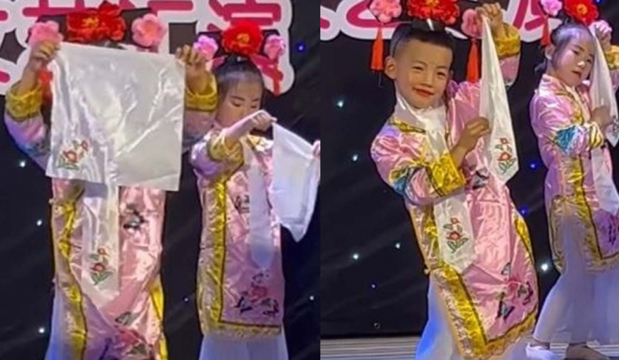 Sắp xếp thời gian đi xem con diễn văn nghệ, bố mẹ “ngã ngửa” khi nhìn thấy bé