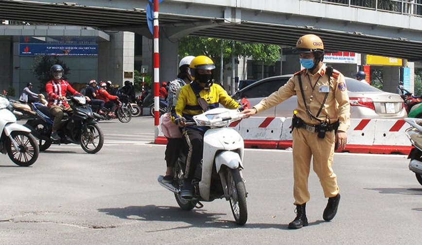 Những trường hợp xe máy được phép vượt đèn đỏ mà không lo bị phạt, ai cũng nên biết