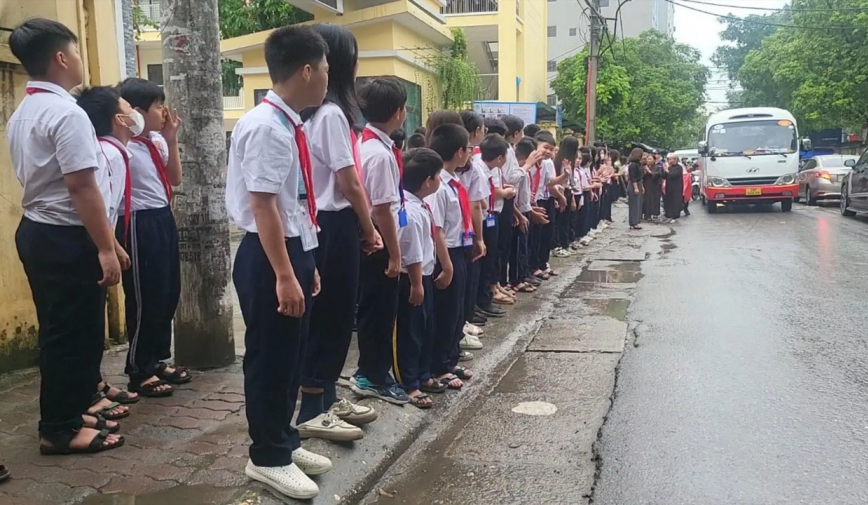 Dưới cơn mưa mùa hạ, học sinh toàn trường đứng hai bên đường tiễn bạn lần cuối