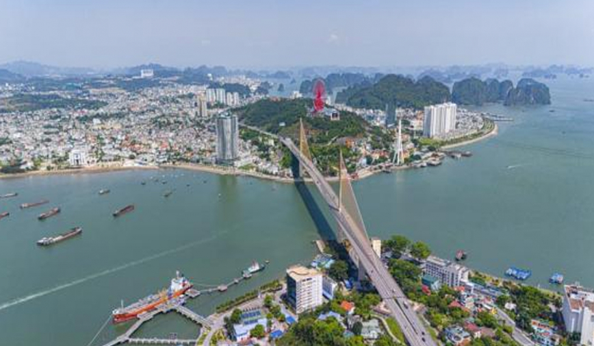Vịnh biển tại Việt Nam là nơi hội tụ của 6 cửa sông, rộng chỉ 18m2 nhưng lại có đến 5 cây cầu bắc qua