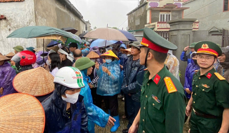 Người thân, bạn bè, đồng đội, người dân quê nhà dầm mưa tiễn biệt tiễn biệt đại úy Nguyễn Đình Khiêm