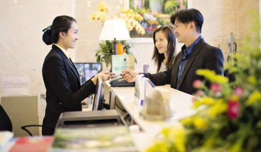 Nhận phòng khách sạn: 3 câu đơn giản giúp bạn nhận ưu đãi bất ngờ từ lễ tân
