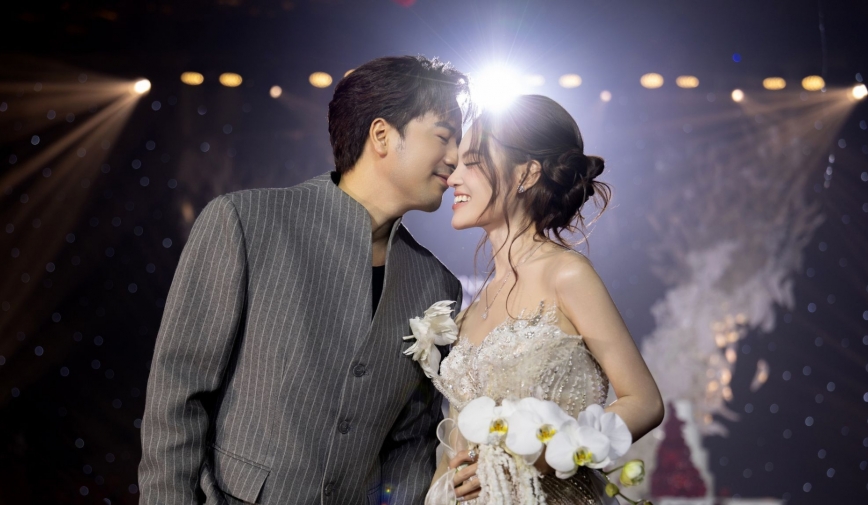 Sunny Đan Ngọc lộng lẫy trong váy cưới đính hơn 1.000 viên Swarovski.