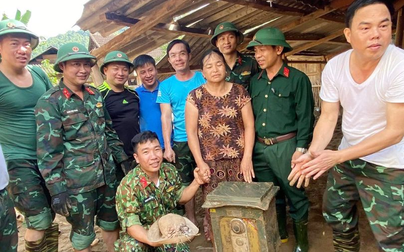 Sau cơn lũ quét, các chiến sĩ đào được két sắt chứa vàng và gần 60 triệu tiền mặt để trả lại bà con