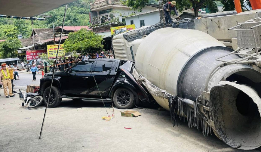 Lào Cai: Xe bồn lật nghiêng khiến 2 cha con ra đi tại chỗ, 1 người bị thương nặng