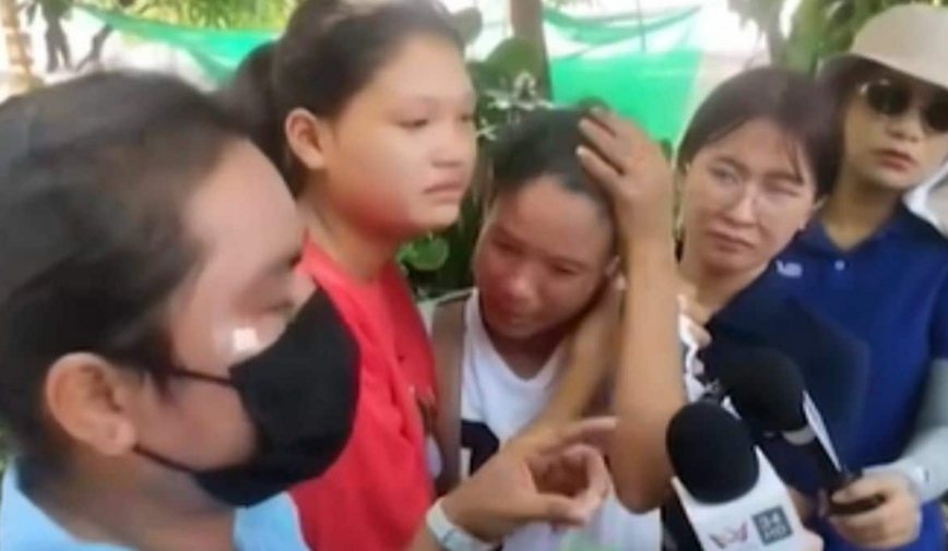 Đi bộ nhiều ngày tới tìm chồng con bị kẹt trong tòa nhà sập vì động đất, vợ không ngờ lại gặp 'tiểu tam'