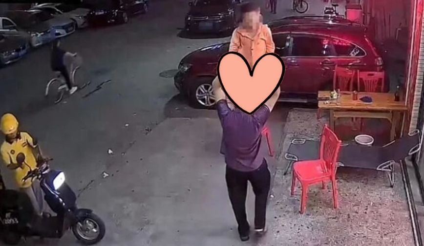 Vui đùa cùng con trai, ông bố có hành động khiến đứa trẻ phải nhập viện khẩn cấp, xem clip ai cũng tức giận