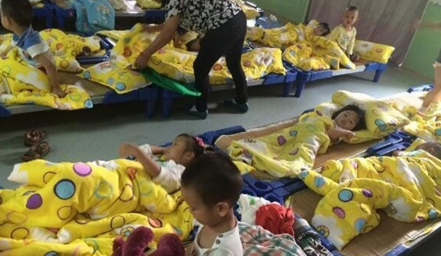 Con mẫu giáo đi lớp sụt cân liên tiếp, mẹ kiểm tra ảnh ngủ trưa qua camera thì phát hiện sự that đau đớn