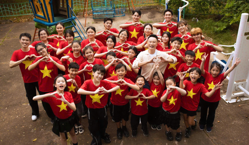 Từ “Yêu nụ cười Việt Nam” đến “Welcome to Vietnam”: Hoàng Bách kể chuyện Tổ Quốc bằng âm nhạc hiện đại