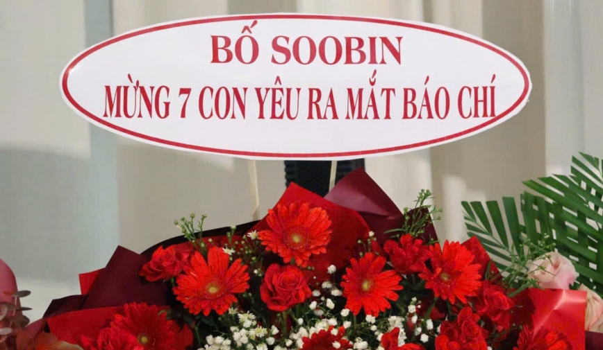 SOOBIN gửi hoa chúc mừng UPRIZE, lời nhắn “Mừng 7 con yêu ra mắt báo chí” gây chú ý
