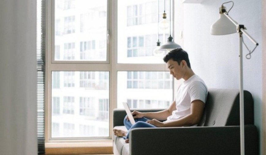 Ở nhà quá lâu khiến bạn ngày càng chán giao tiếp với xã hội, hay mệt mỏi và kém thông minh