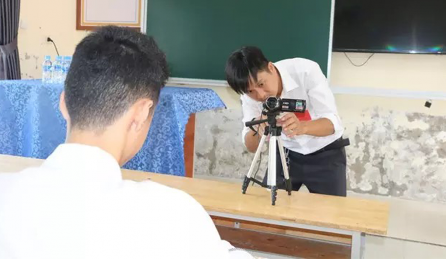 Bất ngờ với điểm số của thí sinh được giám thị chép bài thay và bị nhiều camera giám sát