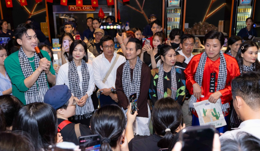 Cinetour “Lật Mặt 8”: Lý Hải và đoàn phim khuấy động rạp miền Tây, khán giả xúc động chia sẻ sau phim